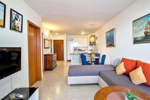 Split Žnjan Beachfront Balcony Apt 2plus2 Sea View