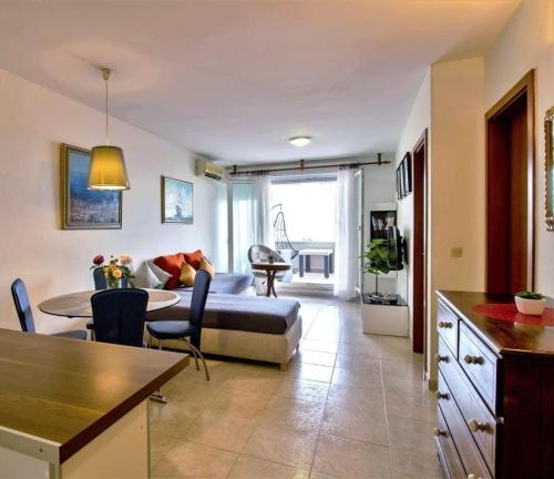 Split Žnjan Beachfront Balcony Apt 2plus2 Sea View