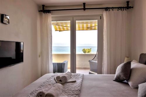 Split Žnjan Beachfront Balcony Apt 2plus2 Sea View