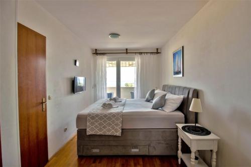 Split Žnjan Beachfront Balcony Apt 2plus2 Sea View