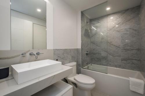 Koupelna v ubytování Luxe 1BR Apt with Pool GYM and On-Site Theater