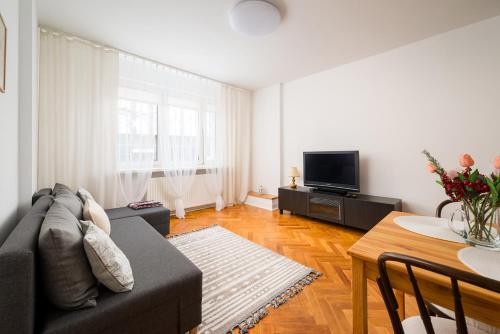 Twarda Downtown Apartment by BookingHost