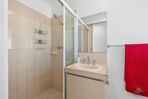 a bathroom with a sink and a shower at Packem Inn in Lancelin