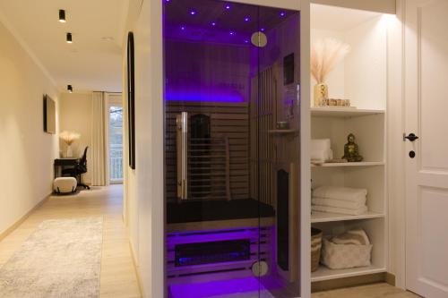 ein Badezimmer mit lila Beleuchtung in einem Zimmer in der Unterkunft Bed and Breakfast L'Orée Du Bois in Wavre