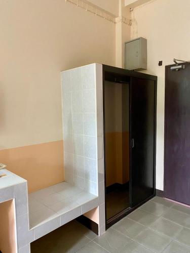 ein leerer Raum mit einem Regal und einem Schrank in der Unterkunft Centerpoint Hotel in Trang