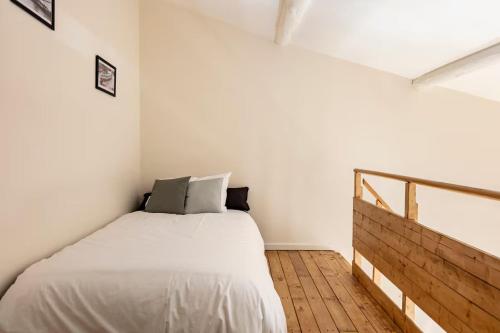 Spacious Apartment with Wooden Mezzanine - Near the Tram - 15 Minutes from the Centre
