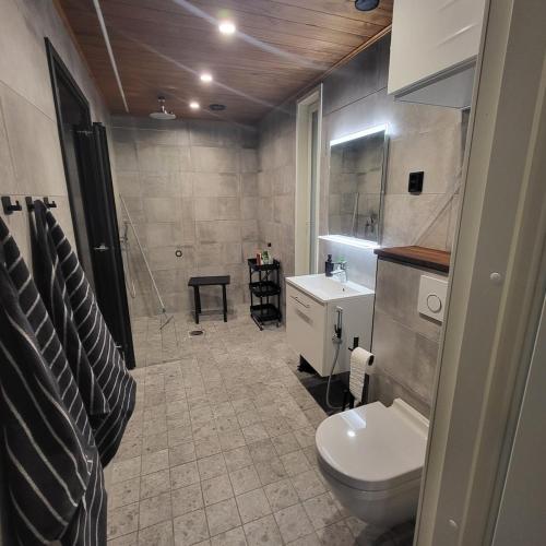 Et badeværelse på Cozy studio with a wood burning sauna