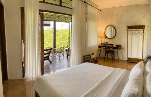 ein Schlafzimmer mit Bett und ein Esszimmer in der Unterkunft Covehill Green Resort in Pelabuhan Ratu