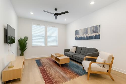 TV a/nebo společenská místnost v ubytování Stunning modern KINGbed pool washer dryer gym