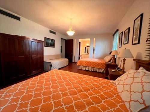 Giường trong phòng chung tại 3 BR Villa Coco at Lakeside Villas