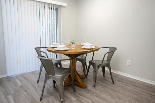 Billede fra billedgalleriet på KINGbed A plus location A plus for workers LongStayDiscount i Sherman