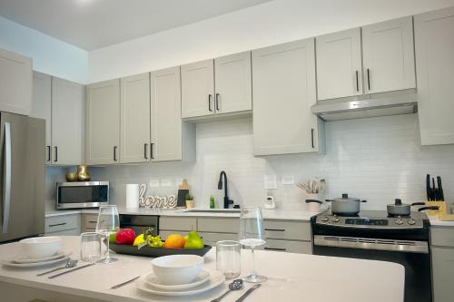 Køkken eller tekøkken på A plus location pool washer dryer gym modern