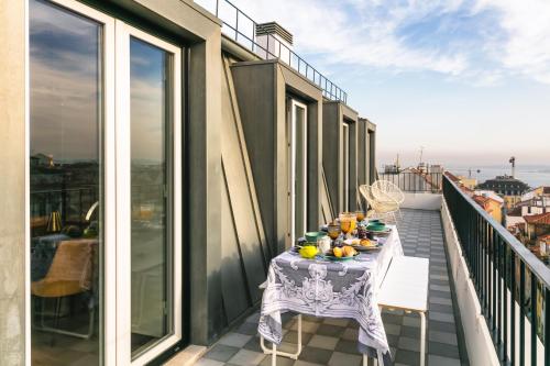 里斯本的住宿－希亞多阿爾梅利亞珍藏公寓，美景阳台的水果桌