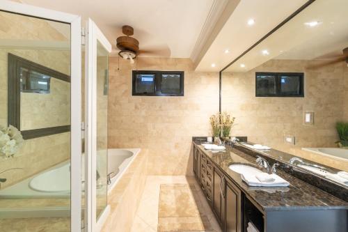 Et badeværelse på 5 BR Dorado Dreams at Ritz Dorado Beach Resort