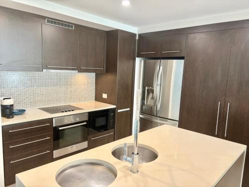 Kuchyň nebo kuchyňský kout v ubytování Lagoon Swimout Absolute Pool Front - Tropical Paradise -in Sea Temple Pt Douglas