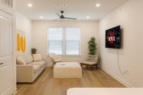 Et tv og/eller underholdning på WorkerFriendly WasherDryer WiFi LongStayDiscount