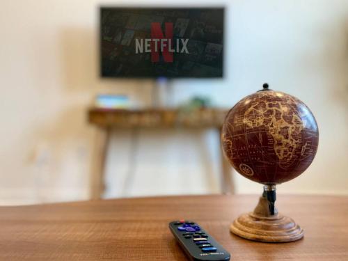 TV a/nebo společenská místnost v ubytování WorkerFriendly Gym Pool WasherDryer A plus Location