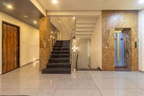 een trap in een gebouw met een trap bij Hotel Girishankara in Indore