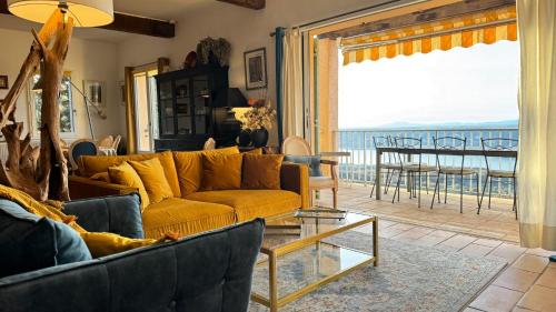 ein Wohnzimmer mit einem gelben Sofa und einem Balkon in der Unterkunft Villa OVerdon in Aiguines