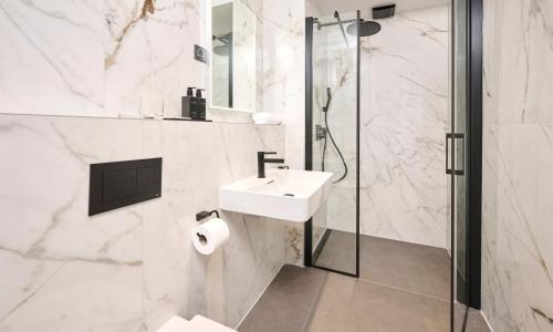 Et badeværelse på Aminess Younique Vollo Residence