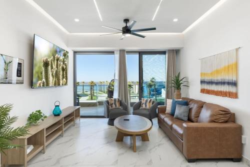 een woonkamer met een bank en een tafel bij Encantmame Soleil 1BR lockoff sleeps 4 in Playa Encanto