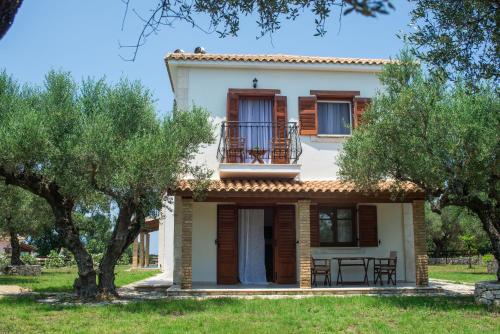 una vista esterna di una casa alberata di Oliva Cottage - Ideal for Families Close to Zakynthos Town a Città di Zante