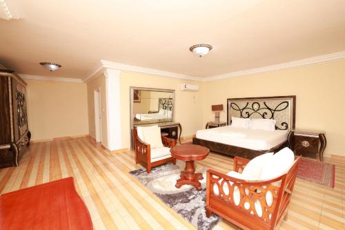 a bedroom with a bed and a desk at Complejo Caribe in Monte Alen