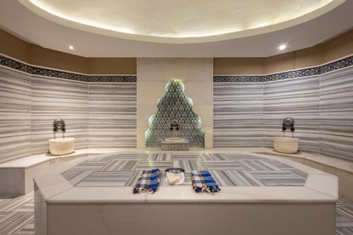 Side Star Resort Hotel - Ultra All Inclusive في سيدي: غرفة بها شجرة عيد الميلاد في الخلفية