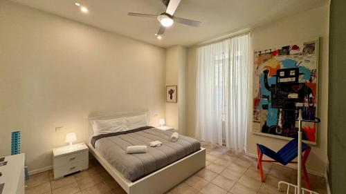 ein Schlafzimmer mit einem Bett und einem Gemälde an der Wand in der Unterkunft AxelParkComo in Como