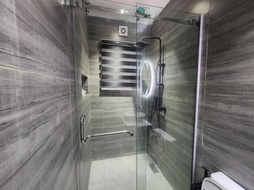 Et badeværelse på Citynest Apartment Laderin