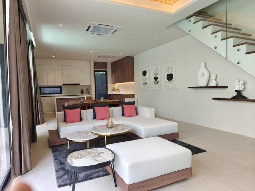 ein Wohnzimmer mit weißen Möbeln und rosa Kissen in der Unterkunft Aileen Layan Villa 3 Private Pool 4 Bedroom in Layan Beach