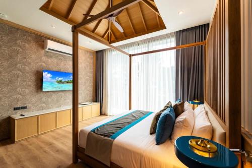 En eller flere senge i et værelse på Luxury Teak 4BR Private Pool Villa in Bang Tao