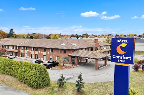 a hotel comfort inn sign in front of a building at Comfort Inn in Rimouski