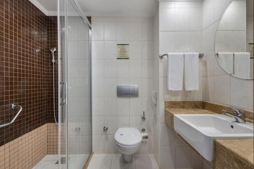 een badkamer met een toilet, een wastafel en een douche bij Side Star Park Hotel - All Inclusive in Side