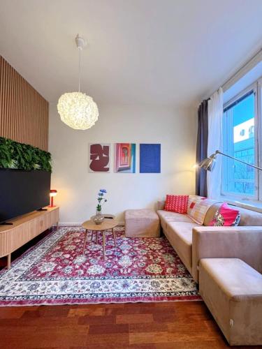 ein Wohnzimmer mit Sofa und Fernseher in der Unterkunft Special price offer runs till 31st Dec 2025 in Helsinki