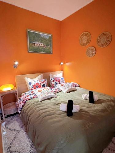 ein Schlafzimmer mit einem großen Bett mit orangefarbenen Wänden in der Unterkunft Special price offer runs till 31st Dec 2025 in Helsinki