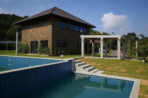 Swimmingpoolen hos eller tæt på Sonemale Resort Chikmagalur