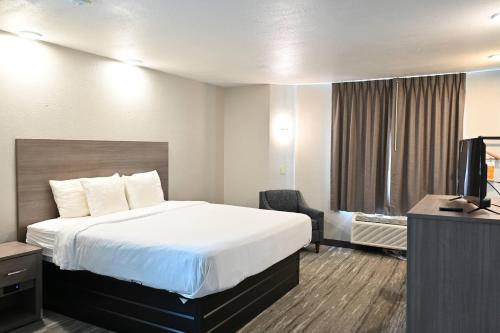 Postel nebo postele na pokoji v ubytování Rodeway Inn