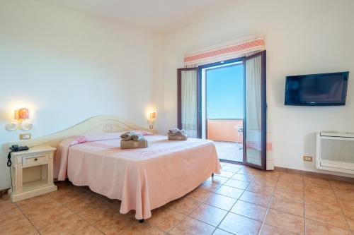 une chambre avec un lit et une porte coulissante en verre dans l'établissement Hotel Montiruju, à Santa Maria