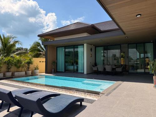 Hồ bơi trong/gần Villa Nadsuree Ao-Nang Modern House