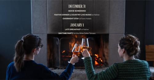 KiketʼiKiketi Farm Hotels的两个女人在壁炉前拿着酒杯