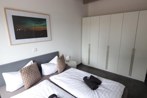 a bedroom with a bed with white sheets and pillows at Ferienhaus Kisselblick in Bad Salzungen