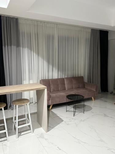 un soggiorno con un divano e un tavolo di ApartStudio28 Craiova a Craiova