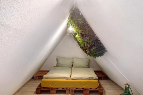 a bed sitting in the corner of a room at Alte Post in Münsingen