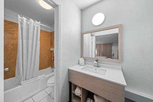 Koupelna v ubytování Suburban Studios Daytona Beach - Speedway