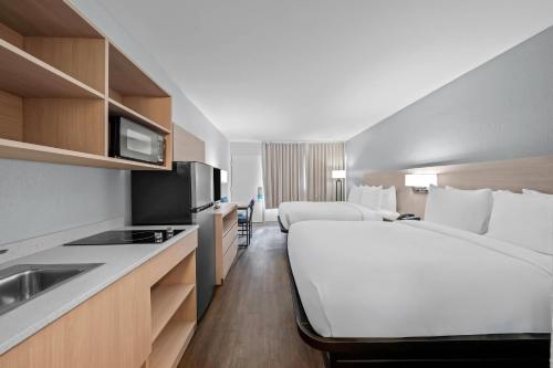 Postel nebo postele na pokoji v ubytování Suburban Studios Daytona Beach - Speedway