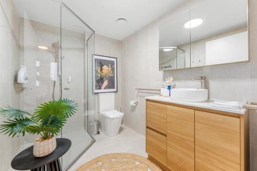 Ένα μπάνιο στο Elegant 1BR w Pool Gym City Views n Parking