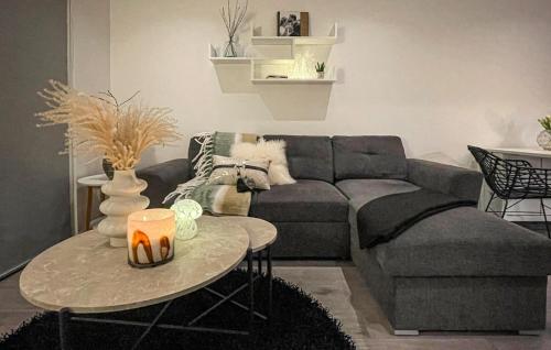 Et opholdsområde på Stunning Home In Varberg With Wifi