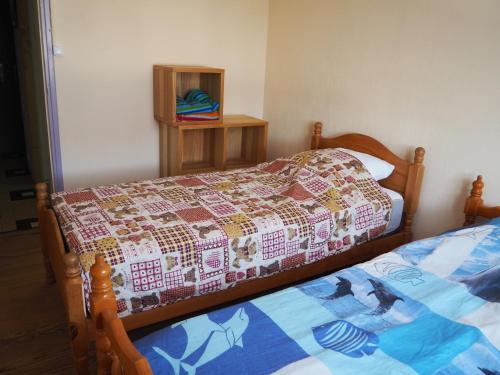 ein Schlafzimmer mit 2 Betten und einem Tisch mit einem Nachttisch in der Unterkunft Clairefont in Castelsarrasin