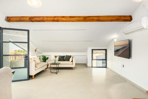 TV a/nebo společenská místnost v ubytování Tranquil Galilee Countryside Retreat